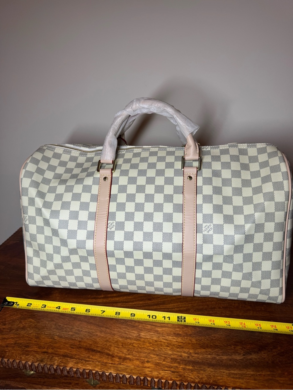Light Gray Checkered Travel Duffel Bag. No Brand. - Picture 6 of 6